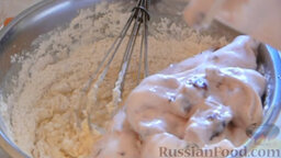 Пирог на кефире с вареньем: В тесто добавить варенье с содой, смешать в однородную массу.