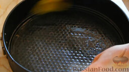 Пирог на кефире с вареньем: Форму смазать маслом. Влить тесто в форму, распределяя его по всей поверхности.