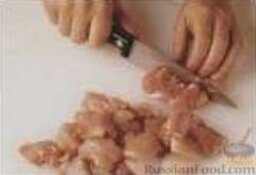 Куриные шашлыки под соусом Якитори: Куриное мясо порезать небольшими кусочками.