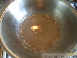 Сливовое варенье половинками: Сварить сироп. Для этого в миске в 0,5 стакана воды растворить сахар. На небольшом огне довести сироп до кипения. Кипятить 2-3 минуты, помешивая.