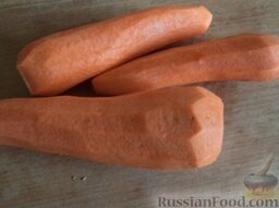 Острая аджика из помидоров с яблоками, на зиму: Очистить, вымыть морковь.