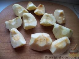 Цукаты из яблок: Яблоки вымыть, очистить, вырезать сердцевину.
