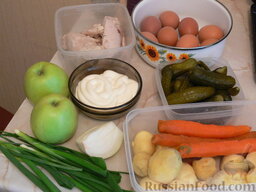 Мясной салат с яблоками: Подготовить продукты. Мясо, овощи и яйца отварить и почистить.