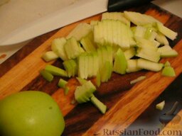 Мясной салат с яблоками: И нарезать яблоки.