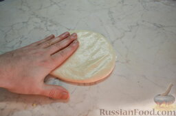 Пирог с мясом и сыром: После этого разглаживаем тесто рукой в плоскую лепёшку, смазывая маслом руки и рабочую поверхность в радиусе 50 см.