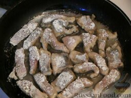 Щука под луково-чесночным соусом: Каждый кусок рыбы обвалять в муке и обжарить на масле со всех сторон.