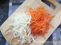 Пирог с капустой: Пока готовится тесто, нашинкуем капусту и нарежем морковь брусочками.