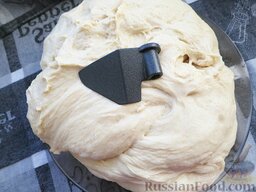 Пирог с капустой: Достанем тесто из формы хлебопечи, не забыв при этом освободить его от лопасти-мешалки.