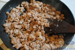 Чебуреки на кефире: Обжариваем смесь на минимальном количестве масла или ложке жира около 10 минут.