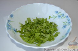 Салат из крабовых палочек с кукурузой и огурцом: Мелко рву руками листья салата, складываю их в салатницу.