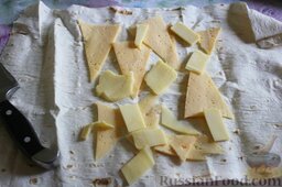 Лаваш с сыром и помидорами: Сыр нарезается тонкими кусочками. Можно его и натереть, при желании помучиться с теркой. Раскладываются кусочки сыра на квадрат лаваша, по центру.