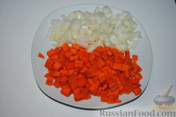 Солянка на скорую руку: Нарезаем лук.   Морковь нарезаем небольшими кубиками.