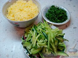 Два вида рулета из лаваша - овощной и мясной: Сыр измельчить, воспользовавшись средней теркой. Огурец натереть на терке, предназначенной для корейской моркови. Укроп порубить.