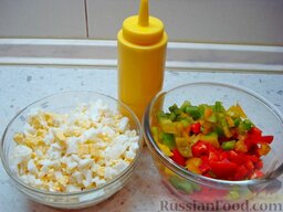 Два вида рулета из лаваша - овощной и мясной: Яйца отварить, нарезать кубиком. Нарезать кубиком болгарский перец. Заготовка для начинки № 2 готова.