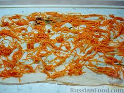 Два вида рулета из лаваша - овощной и мясной: Накрыть все вторым слоем лаваша. Распределить по этому лавашу корейскую морковь.
