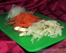 Закуска (салат) из консервированной морской капусты: Тонко нарезать репчатый лук, нашинковать морковку.  Нарезать соломкой картофель (можно нашинковать его).