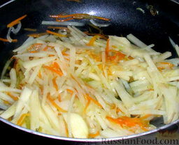 Закуска (салат) из консервированной морской капусты: Притушить лук в растительном масле слегка. Добавить к нему нашинкованную морковку, потушить ее вместе с луком.  Добавить нарезанный картофель.