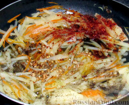 Закуска (салат) из консервированной морской капусты: Когда овощи чуть протомятся, добавить специи.