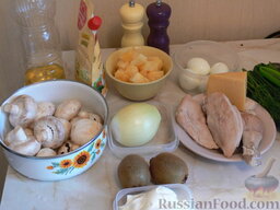Салат "Хелел": Подготовить продукты. Заранее отварить куриное мясо в подсоленной воде. Отварить яйца вкрутую.