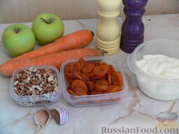 Салат "Лисичка": Подготовить продукты. Курагу необходимо вымыть и просушить, морковь почистить, у яблок удалить сердцевину.