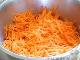 Салат "Лисичка": Натереть морковь на крупной терке.
