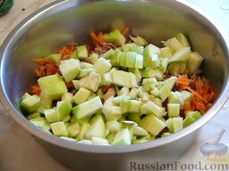 Салат "Лисичка": Нарезать яблоки и отправить их в салат
