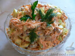 Салат "Лисичка": Готовый салат отправить в холодильник на несколько часов. Перед подачей украсить зеленью. Приятного аппетита!