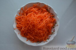 Cалат из редьки дайкон с мясом: Беру сладкую сочную морковь. Натираю морковь на корейской тёрке.