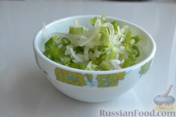 Cалат из редьки дайкон с мясом: Нарезаю лук. Можно нарезать репчатый лук, а если есть зелёный лук, то салат будет ещё вкуснее.