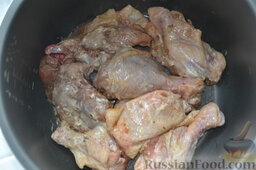 Курица со специями, приготовленная с рисом в мультиварке: Маринованные кусочки курицы выкладываю в чашу мультиварки.