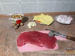 Мясной рулет "Рог изобилия": Мясо нарезается пластами, каждый из которых отбивается, чтобы получился большой 