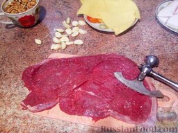 Мясной рулет "Рог изобилия": Отбитое мясо слегка присаливается. Если для начинки выбрать соленые сорта сыра, то солить не обязательно.