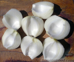 Шашлык в луковом маринаде: Понадобится 7-8 крупных луковиц. Их следует разрезать, как яблоко, на три части. Затем отделить большие перья от сердцевины.
