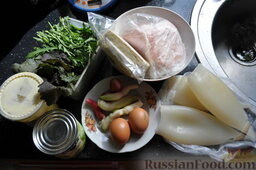 Зеленый салат с кальмарами: Листья салата, лук и рукколу промываем и даем обсохнуть.  Яйца варим вкрутую.