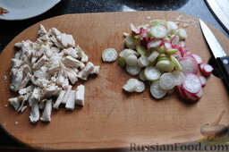 Зеленый салат с кальмарами: Редис нарезаем тоненькими кружочками, отварную курицу - брусочками.