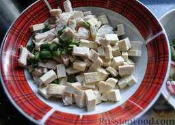 Зеленый салат с кальмарами: Тофу - кубиками.