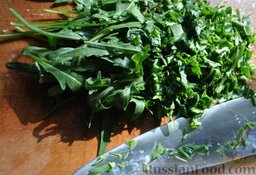 Зеленый салат с кальмарами: Лук и рукколу рубим ножом.