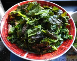 Зеленый салат с кальмарами: Салатные листья рвем руками.