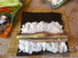 Роллы: На рис водружаем рыбу (креветки, консервы, икру), полоску очищенного огурчика.