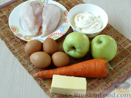 Слоеный салат с яблоком и курицей: Сначала подготавливаете все ингредиенты, чтобы потом, не отвлекаясь, формировать слои салата.