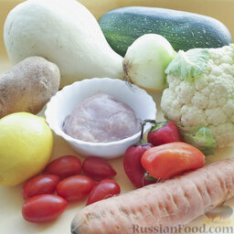 Овощное рагу с мясом в тыкве-кувшинчике: Все овощи моем и обсушиваем. Чистим кабачок, картофель, морковь и репчатый лук.