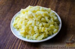 Салат с сухариками: Аналогично порежьте картошку.
