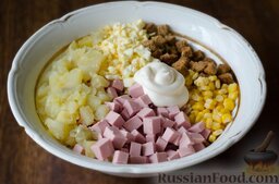 Салат с сухариками: Добавьте порезанные яйца и картошку в миску, добавьте майонез. И, наконец, перемешайте салат.