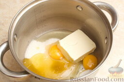 Торт "Рыжик": Взбиваем в кастрюле яйца с сахаром, сыплем соду. Добавляем мёд и маргарин комнатной температуры.  Обратите внимание: соду уксусом не гасим. Здесь сода гасится медом, который имеет кислую реакцию pH.