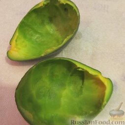 Салат с тунцом и авокадо: Авокадо разрезать пополам, косточку удалить. Из обеих половинок авокадо вынуть мякоть, стараясь не повредить кожуру.