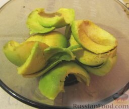 Салат с тунцом и авокадо: Проделывать процедуру обработки авокадо лучше специальной ложечкой для мороженого, которая имеет достаточно острые края.