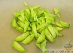 Салат с тунцом и авокадо: Огурец порезать тонкими ломтиками (можно предварительно очистить огурец от кожуры).