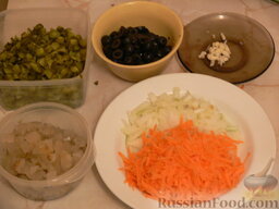 Сборная солянка мясная с картошкой: Натереть на крупной терке морковь. Нарезать лук, маслины, огурцы и помидоры. Измельчить чеснок.