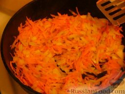 Сборная солянка мясная с картошкой: Лук и морковь отправить обжариваться на масле. Добавить чеснок, огурцы с рассолом, помидоры и тушить 5 минут под крышкой.