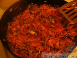 Сборная солянка мясная с картошкой: Добавить томатную пасту - перемешать. Добавить к обжарке маслины, тушить еще 5 минут. Готовую обжарку отправить в бульон.